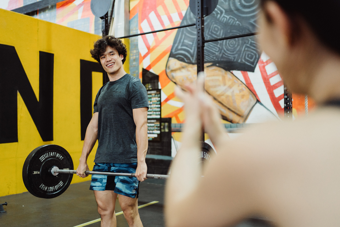 Peserta melakukan deadlift selama HISTORIC 2026