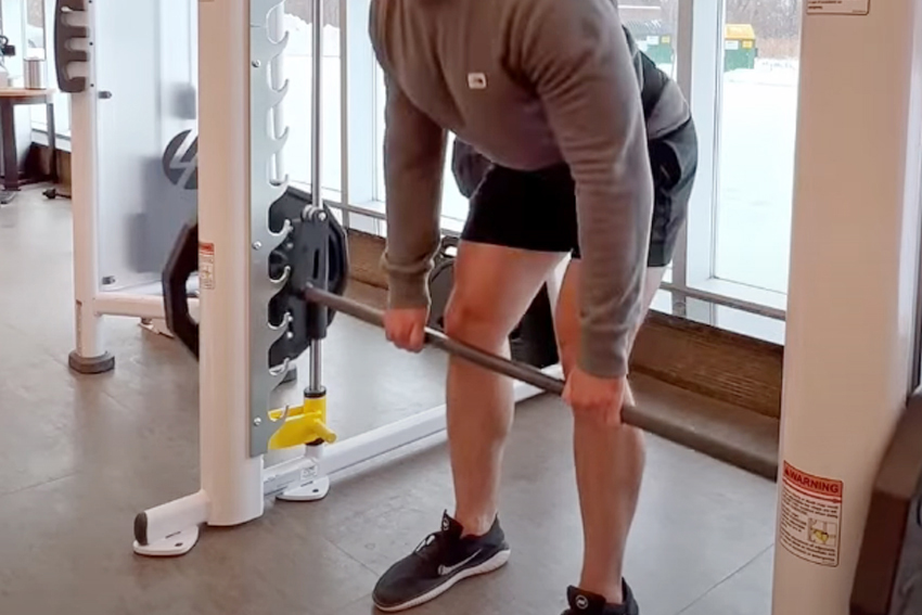 keunggulan romanian deadlift dengan smith machine