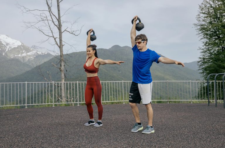 latihan bahu dengan kettlebell