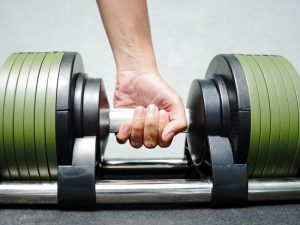 perlengkapan gym pria untuk strength training