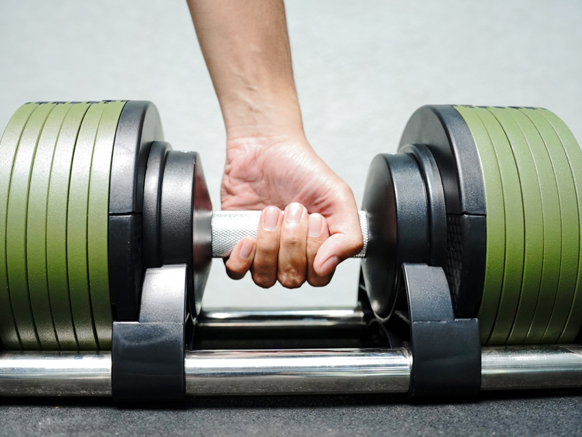 perlengkapan gym pria untuk strength training